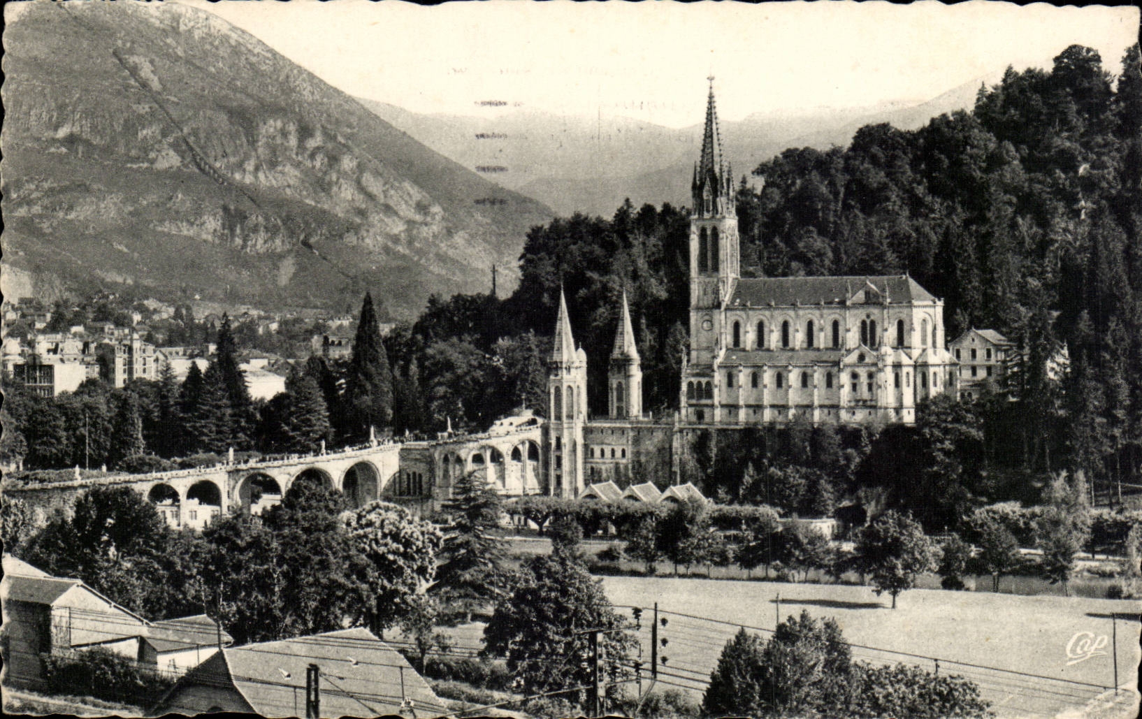 Lourdes CPA La basilique et le pic de Jer