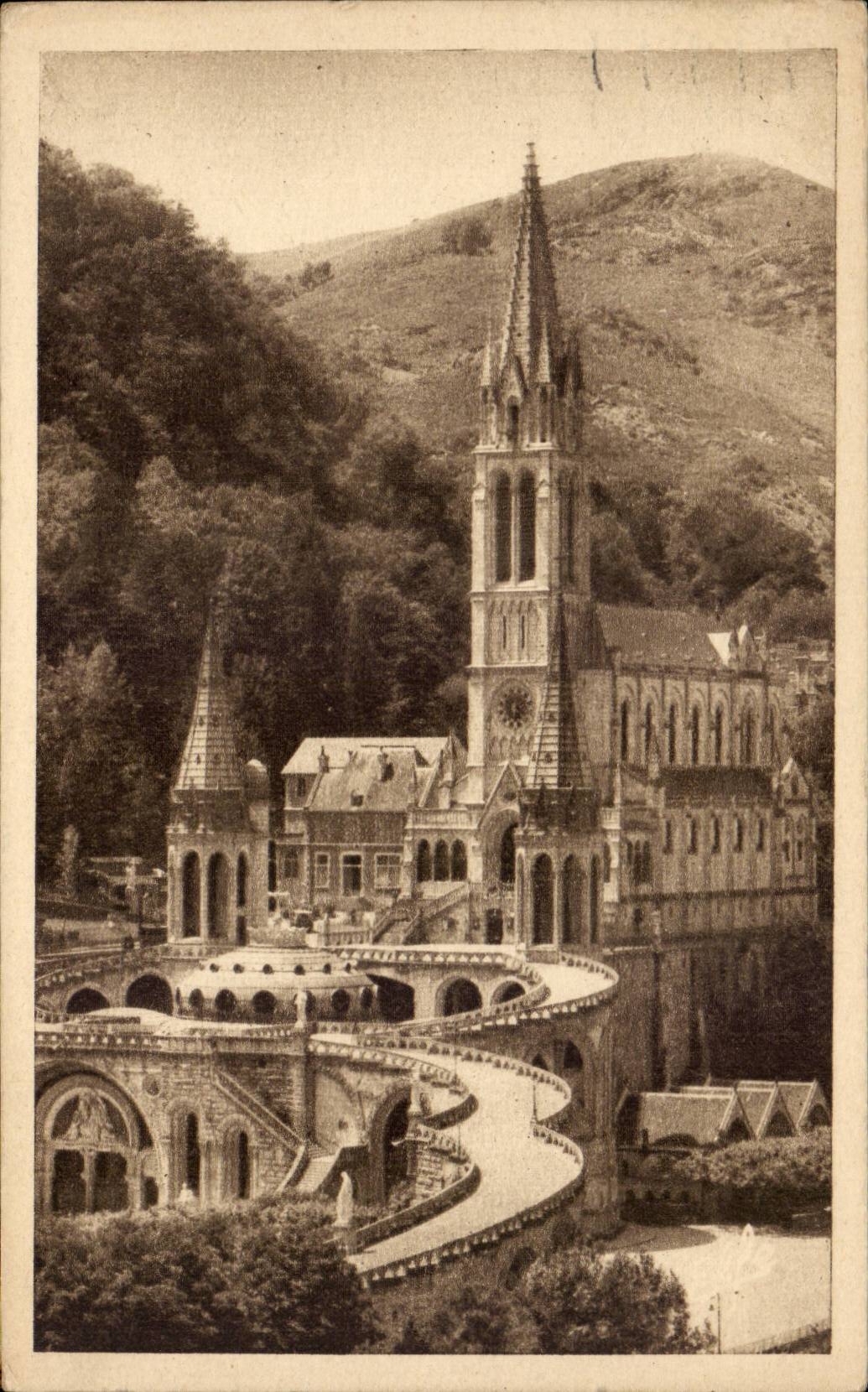 Lourdes CPA Vue plongeante sur la basilique 