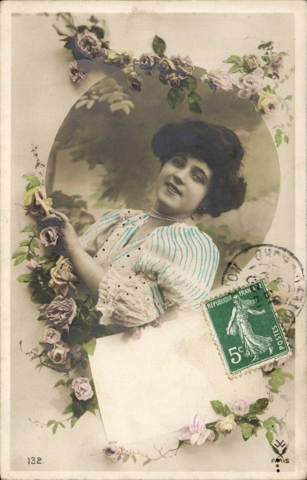 Jeune femme souriante — cadre floral — éditeur Paris, n° 132