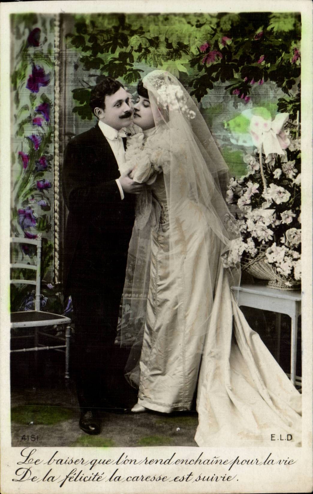 CPA Fantaisie Femme en robe de mariee