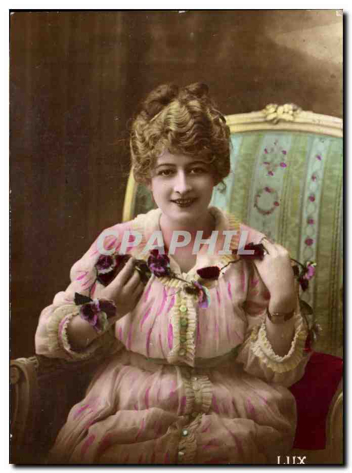 Jeune femme en robe rose à motifs — CPAPHIL — n° LUX