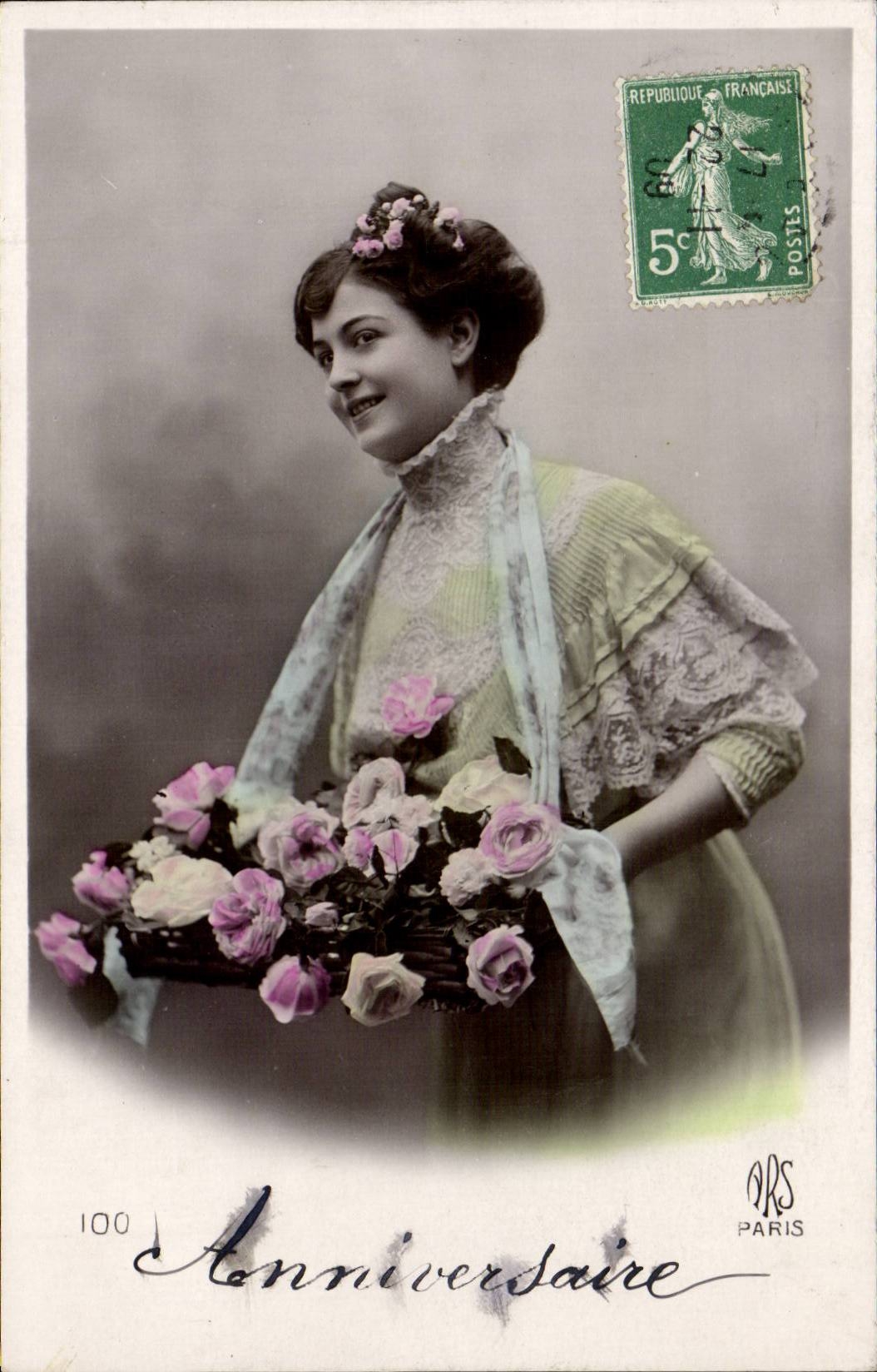 Femme tenant un panier de roses — Anniversaire — ARS PARIS n°100