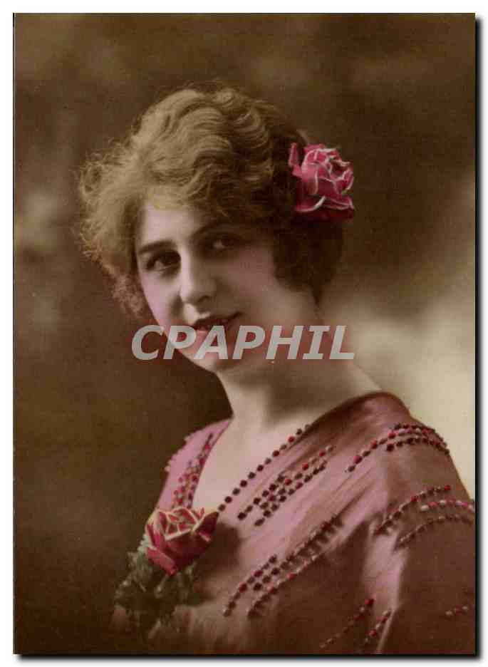 Jeune femme en robe rose — rose dans les cheveux — éditeur CPAPHIL