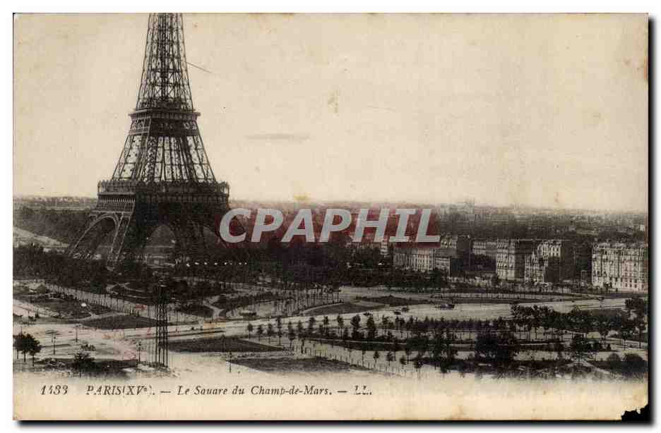 Paris CPA Le square du Champ de Mars (Tour Eiffel)