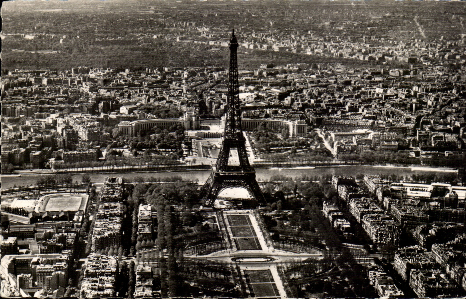 Paris CPM Vue aerienne La tour Eiffel et le palais de Chaillot