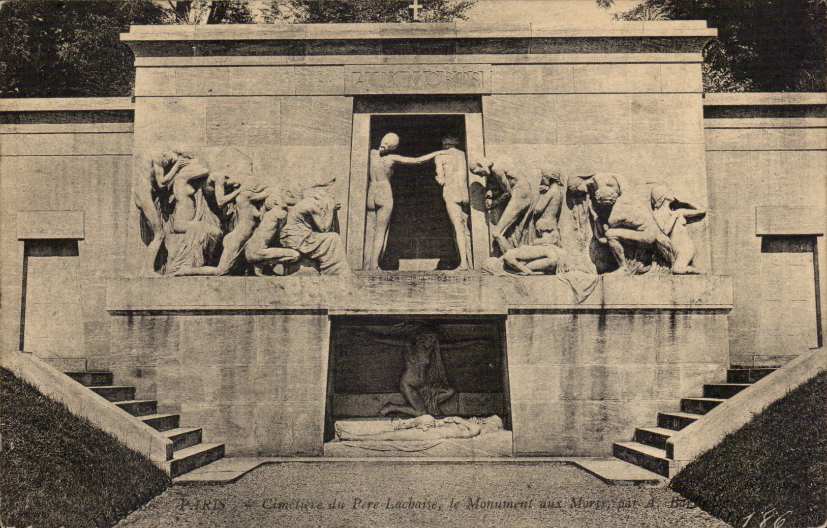 Paris CPA Cimetiere du Pere Lachaise Le monument aux morts