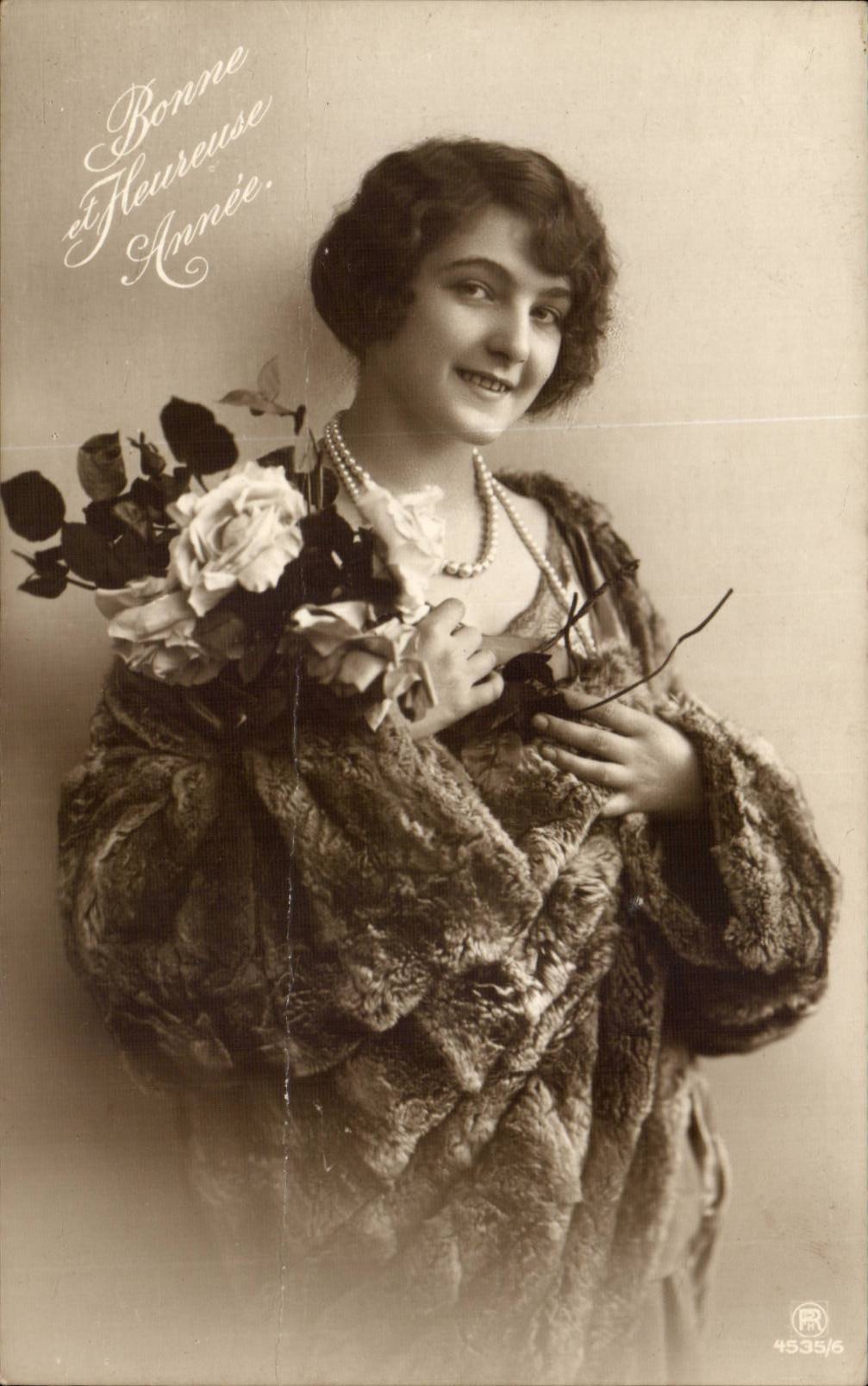 CPA Fantaisie Femme Bonne et heureuse annee (fourrure)