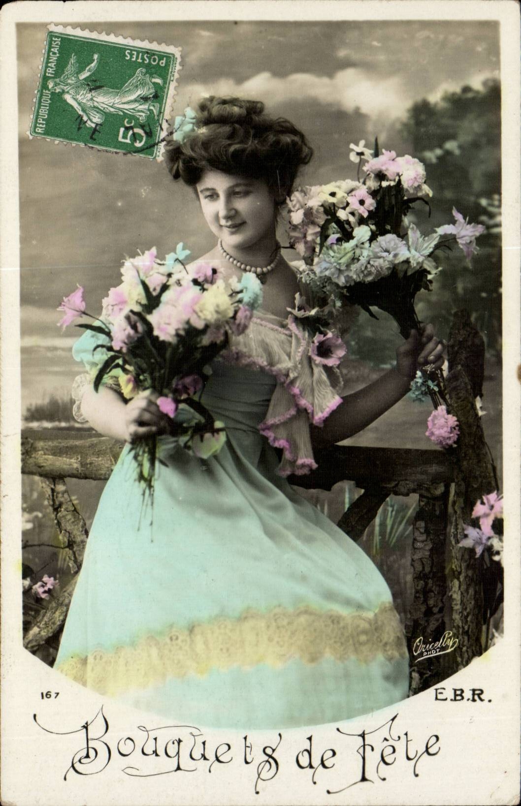 CPA Fantaisie Femme Bouquet de fete