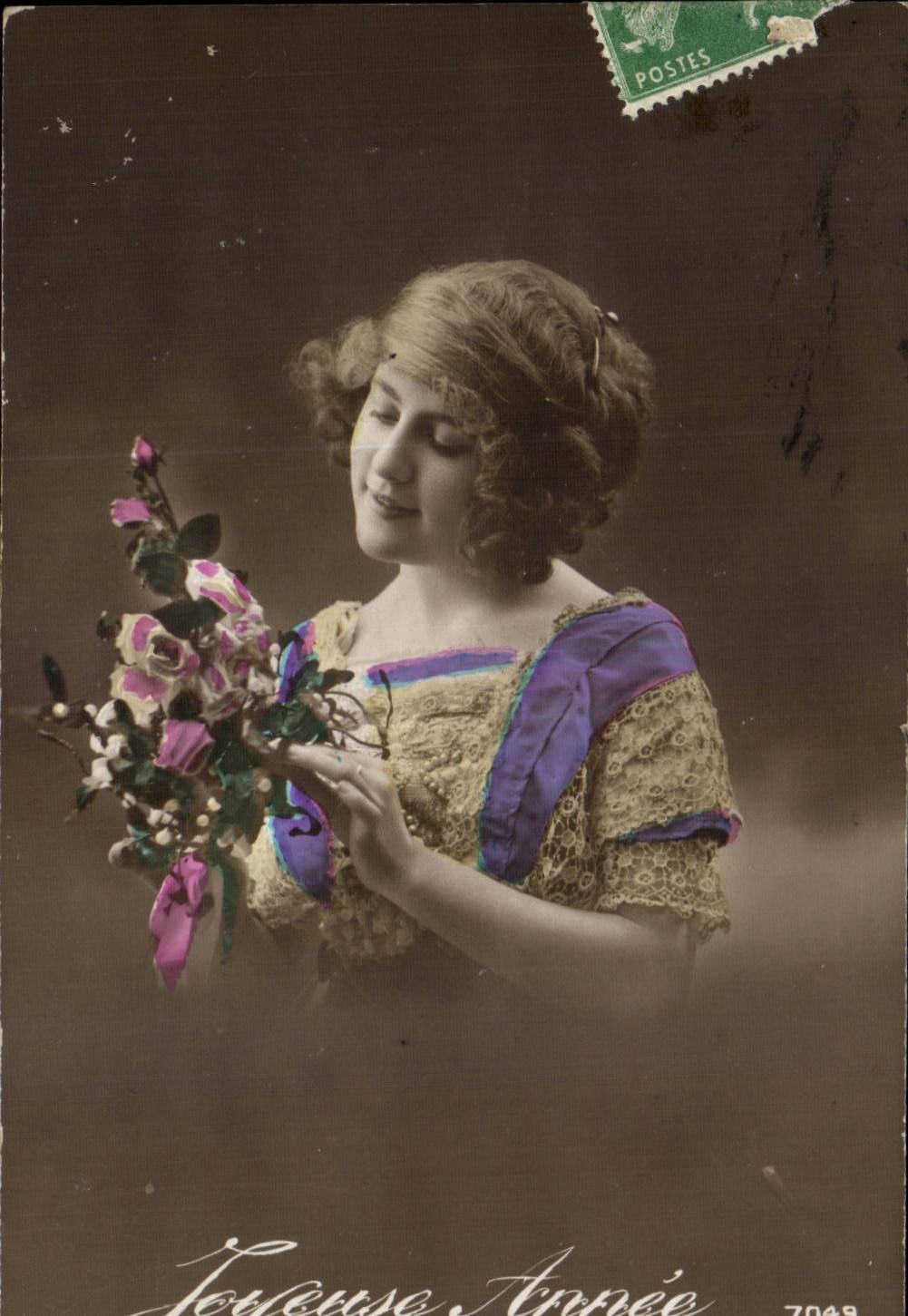 Jeune femme tenant un bouquet — 'Joueuse Année' — éditeur inconnu, n° 7049