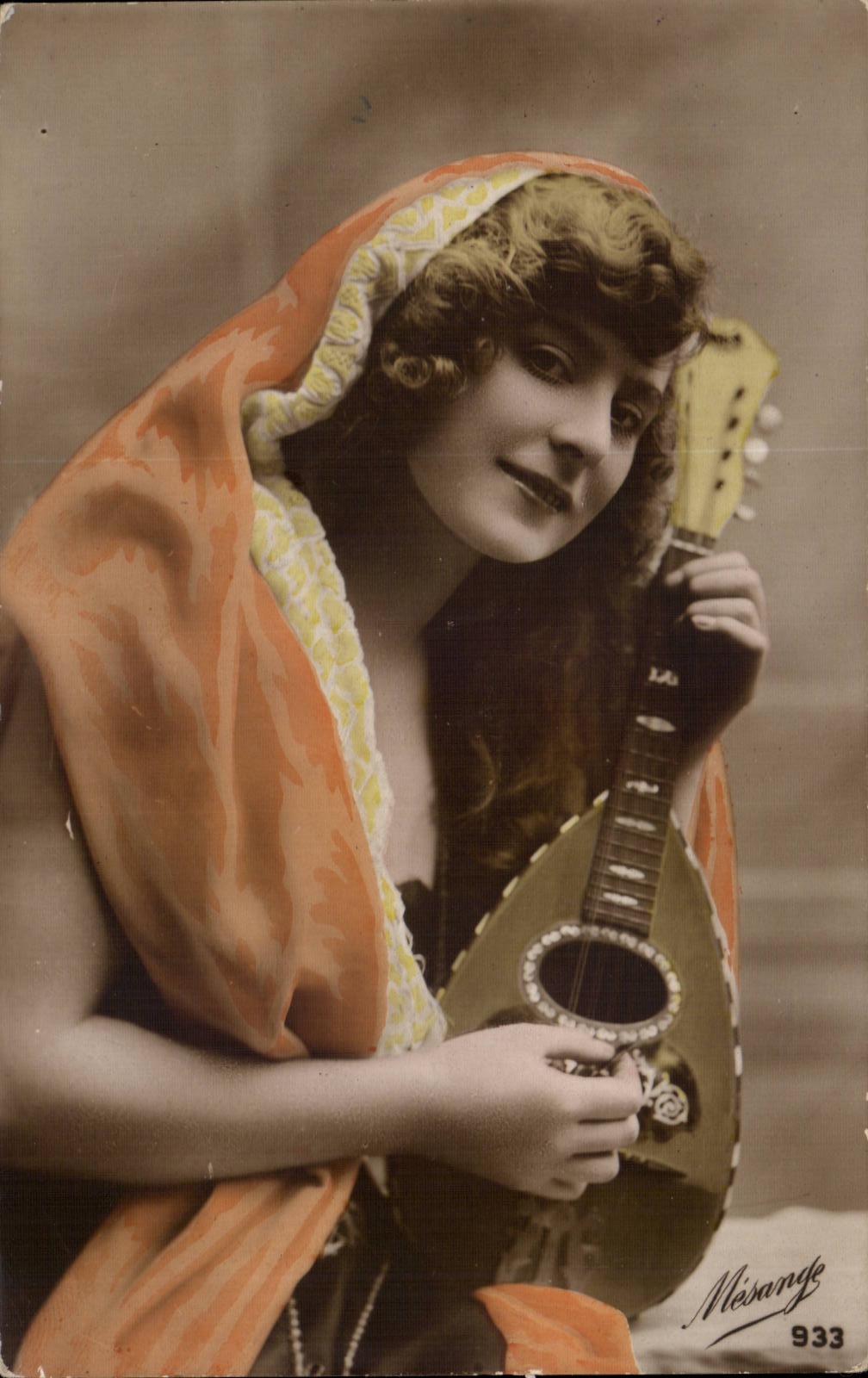 Jeune femme en écharpe orange tenant une mandoline — Mesange, n° 933