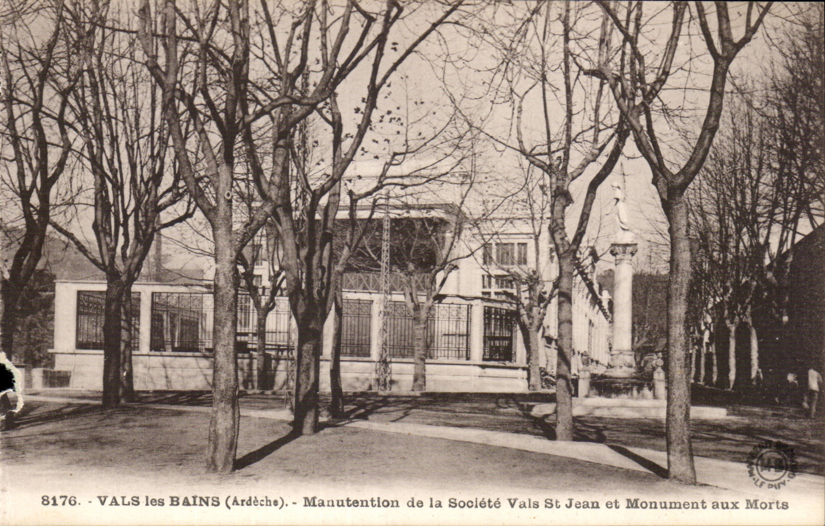 Vals-les-Bains (Ardèche) — Manutention de la Société Vals St Jean et Monument aux Morts — Éditeur : Le Puy