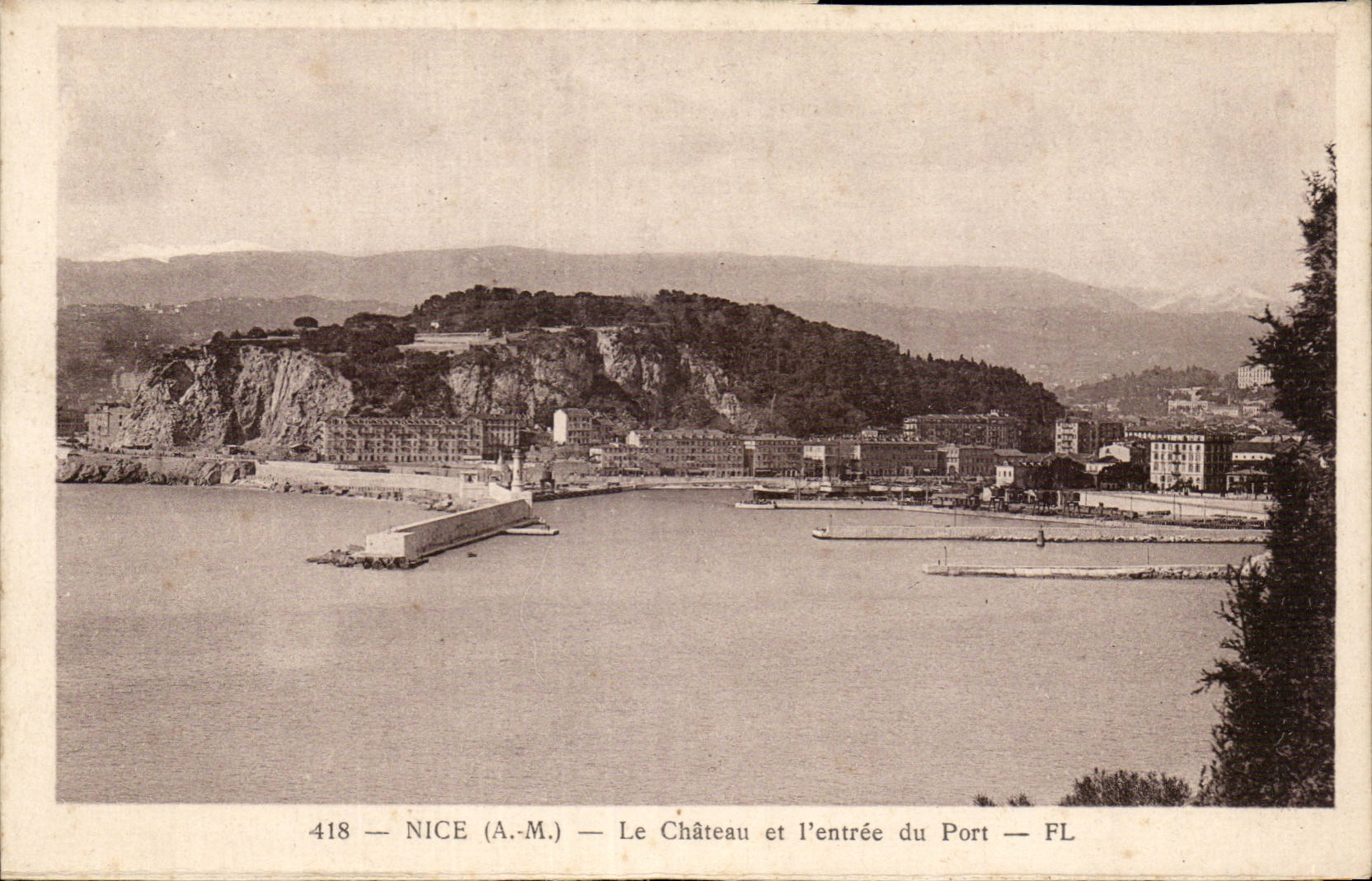Nice CPA Le chateau et l'entree du port