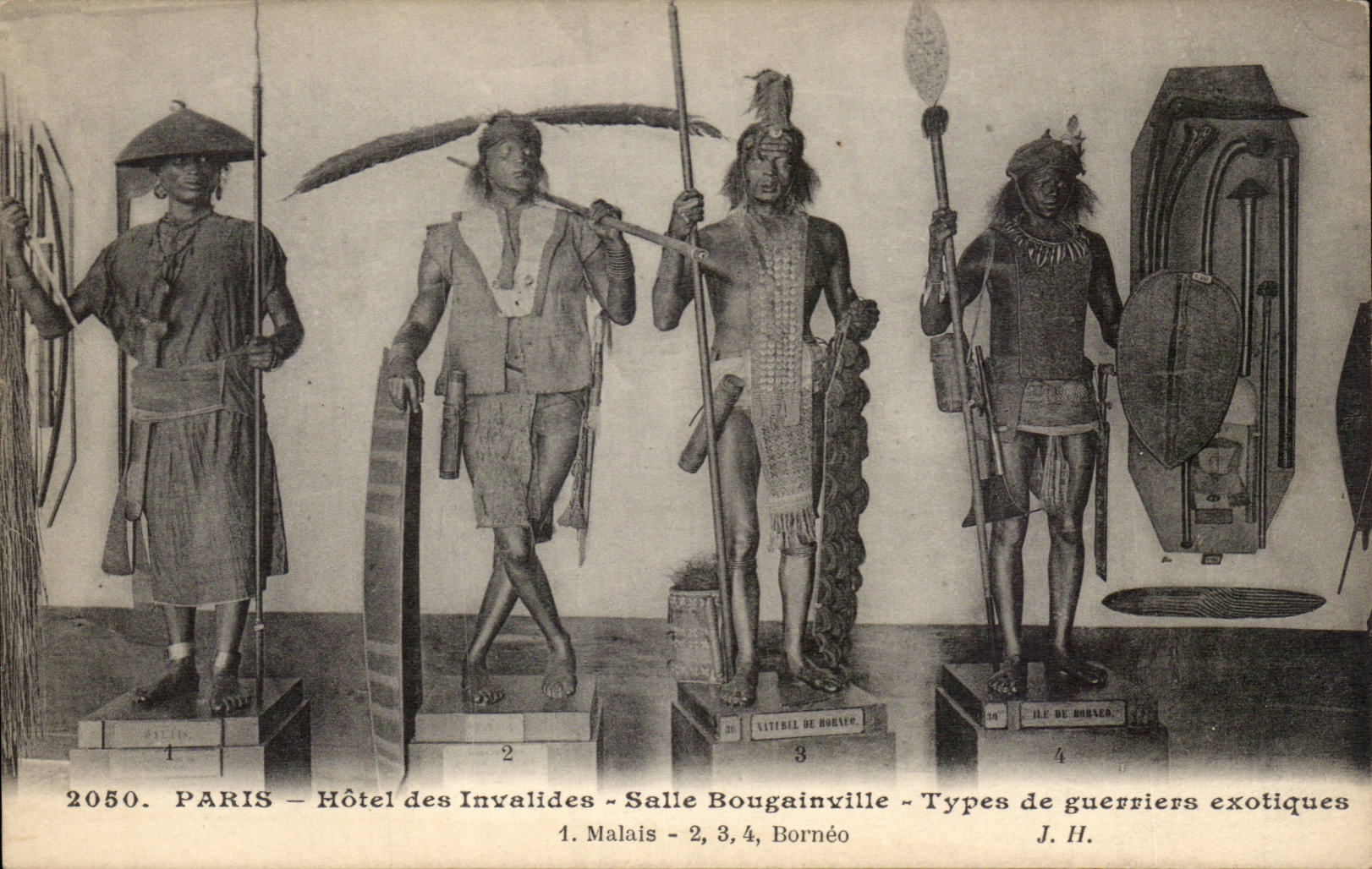 Paris CPA Hotel des invalides Salle Bougainville Types de guerriers exotiques Malais borneo