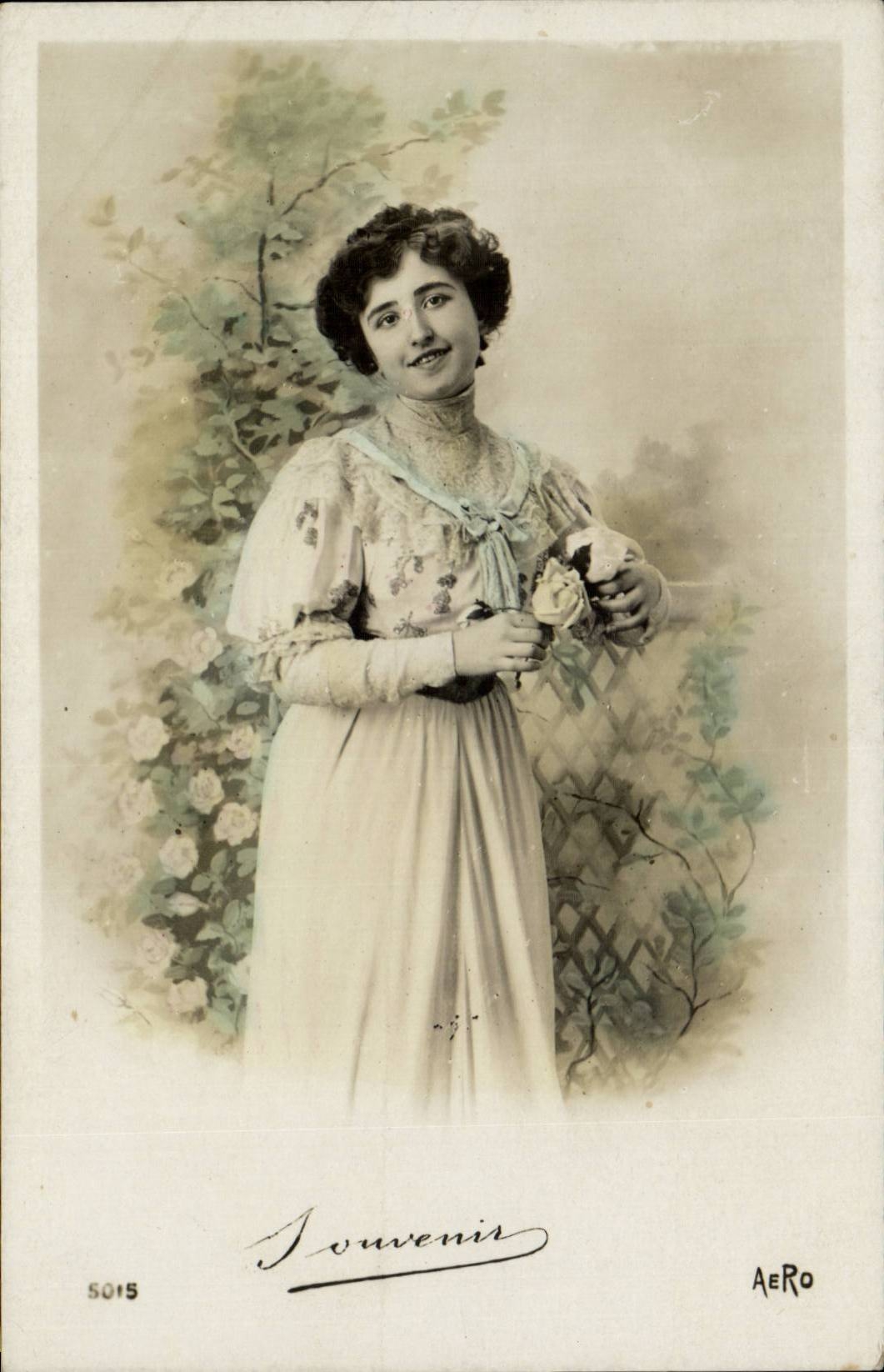 Jeune femme en robe à motifs — rose — Souvenirs AERO n°5015