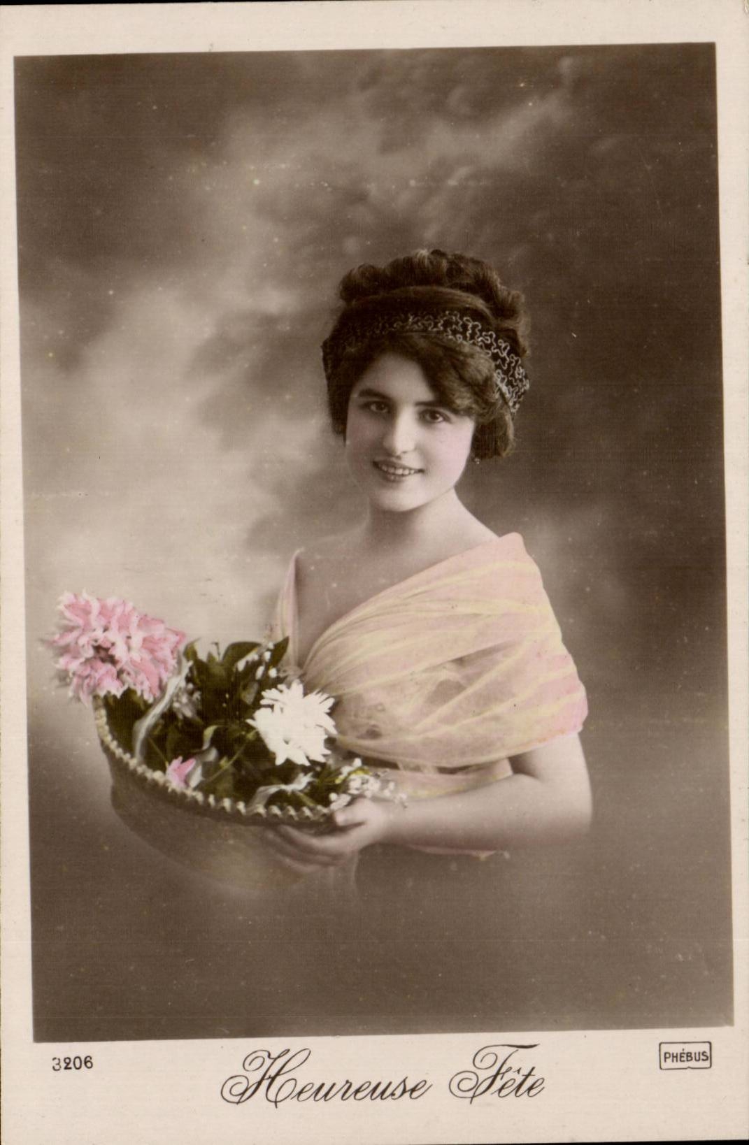 Femme en robe rose tenant un panier de fleurs — Heureuse Fête — Phébus, n° 3206