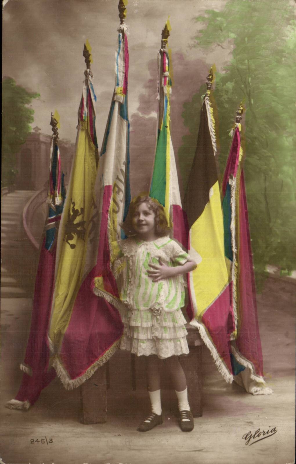 CPA Fantaisie Enfant et drapeaux