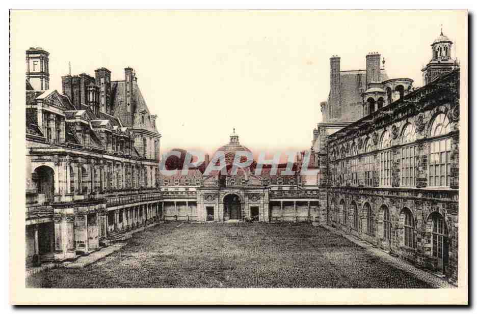 Château de Fontainebleau — La Cour Ovale — Édition des Musées Nationaux