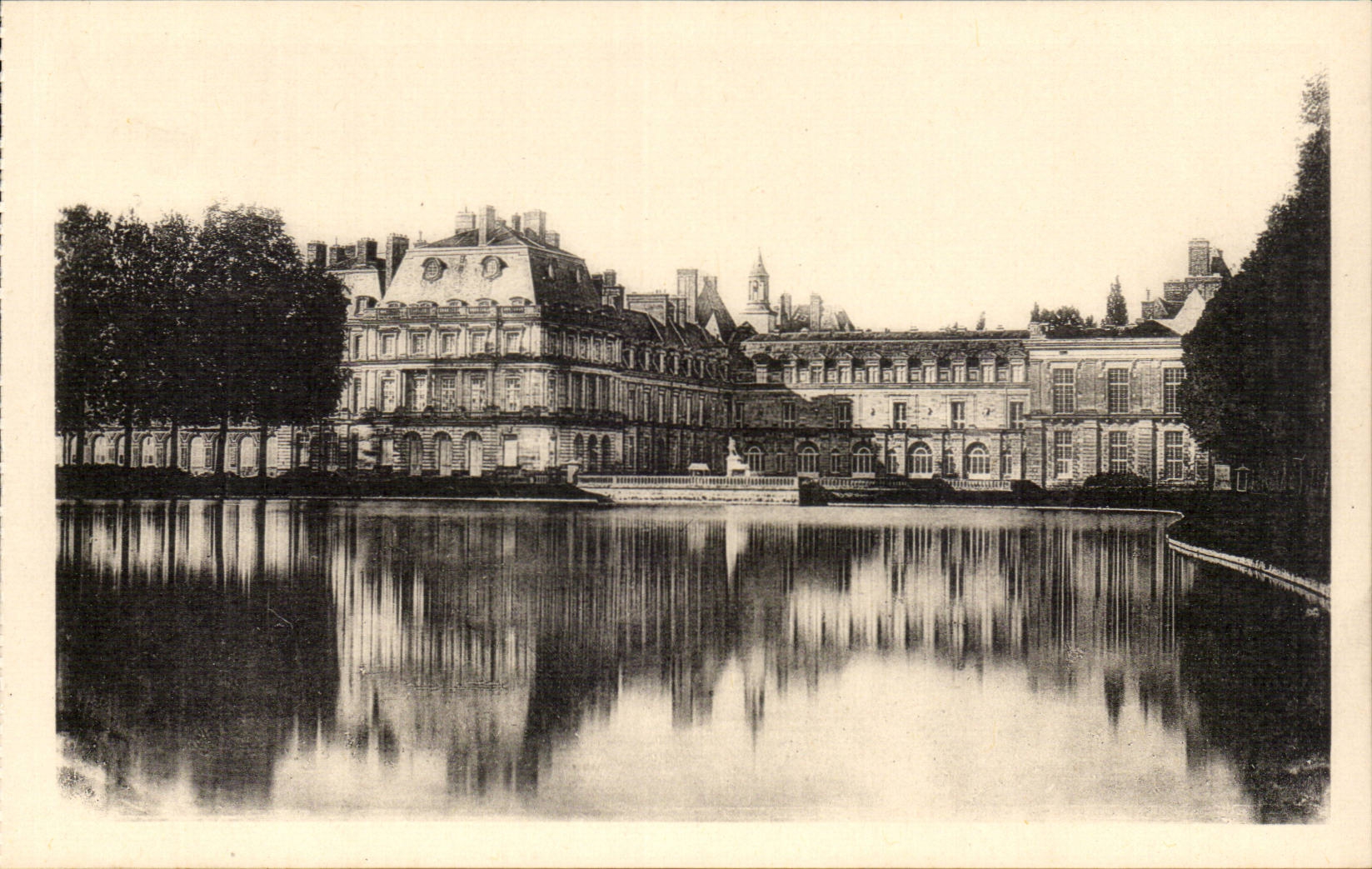 Château de Fontainebleau — Ensemble am Wasserbecken — Édition des Musées Nationaux
