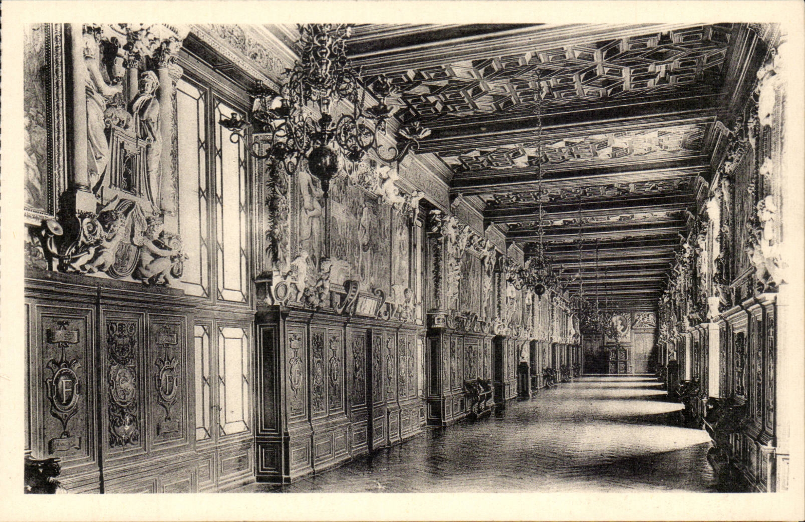 Sala d'apparato del Castello di Fontainebleau — dettagli scolpiti e soffitto a cassettoni — Edizione dei Musei Nazionali