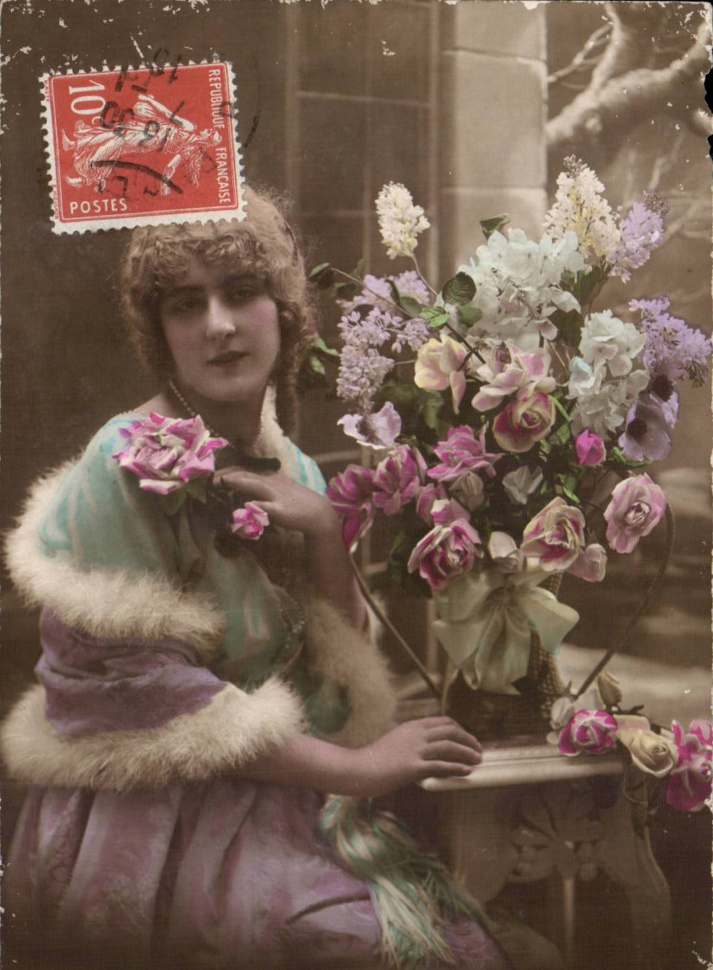 Fantaisie - Femme - Woman in fur coat with bouquet - CPA 