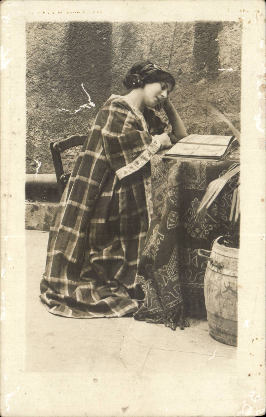 Fantaisie - Femme - Woman musing over book - CPA 