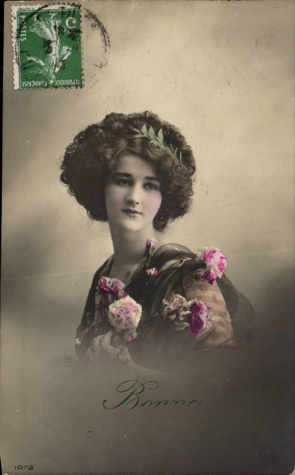 Jeune femme en robe fleurie — 'Bonne' — E.L.A. n°1079