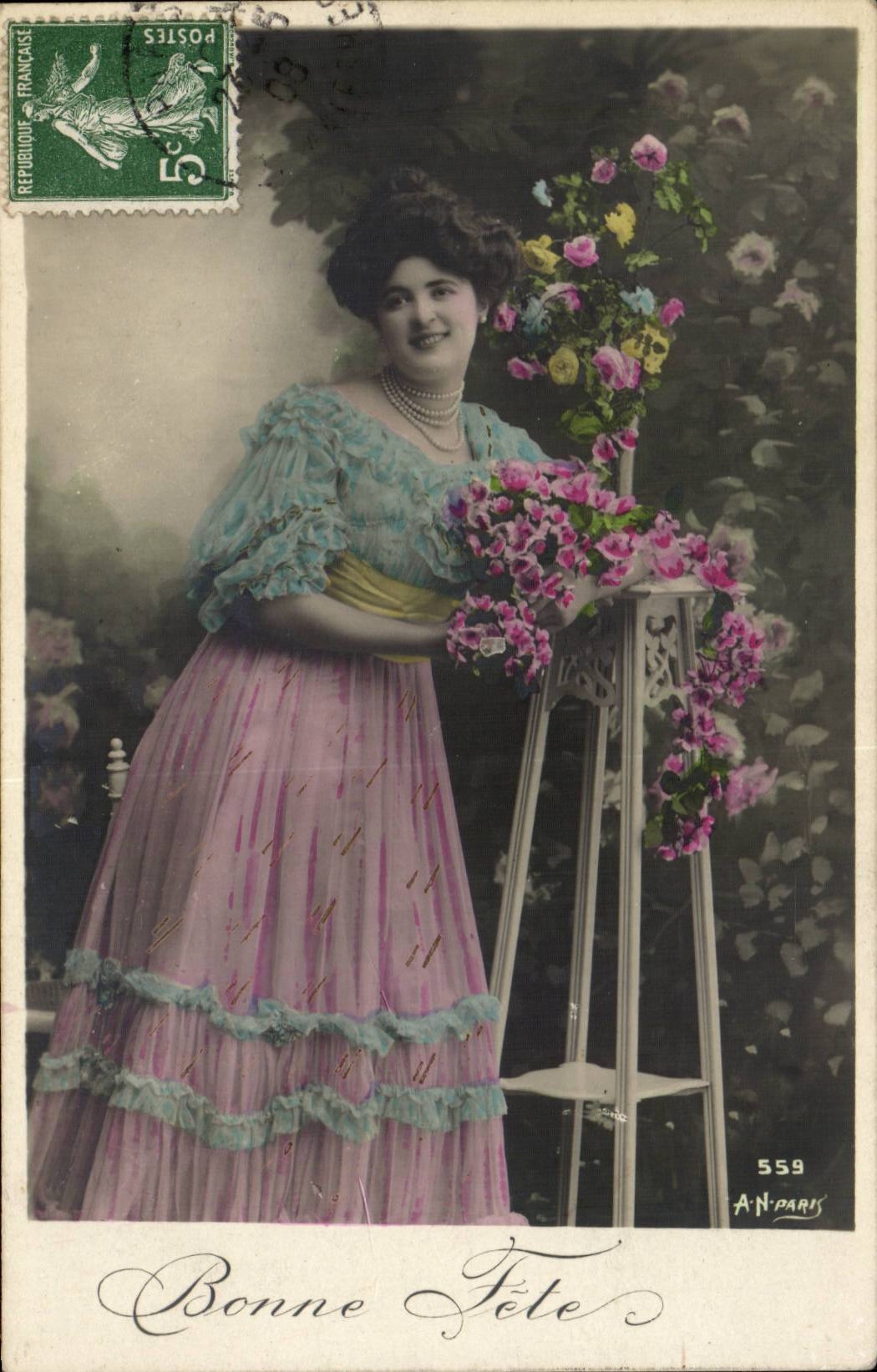 Frau in einem rosa und blauen Kleid mit Blumenstrauß — Frohe Geburtstage — A.N. PARIS n°559
