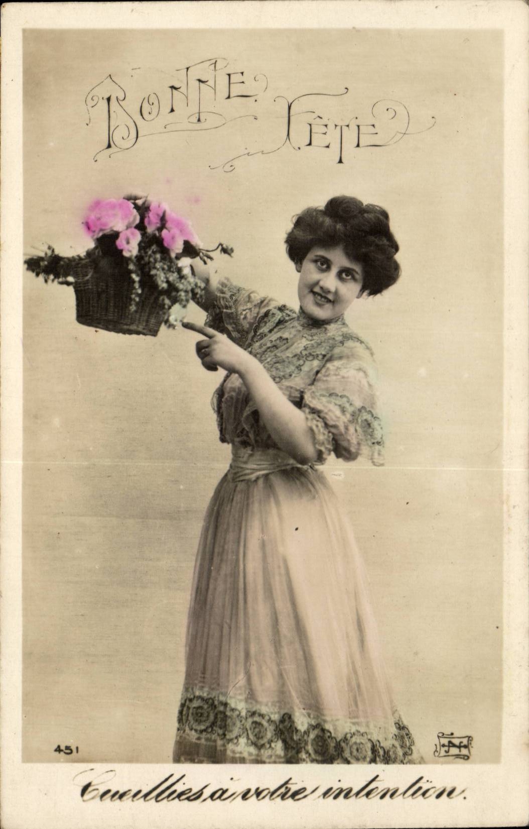 Femme tenant un panier de fleurs — Bonne fête — série 451, éditeur H. H.