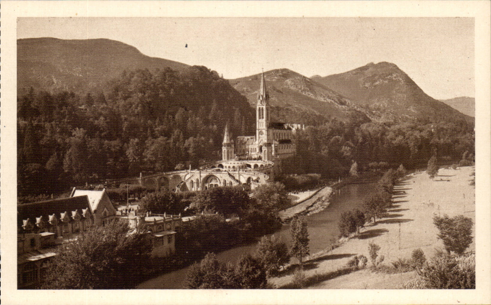 Lourdes - La Basilique et la Gare - CPA 