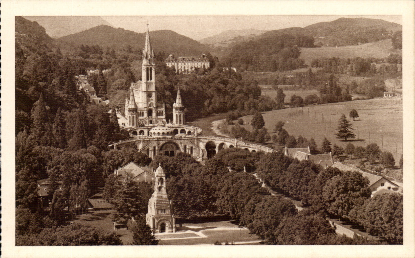 Lourdes - Le Monument aux Morts et la Basilique - CPA 