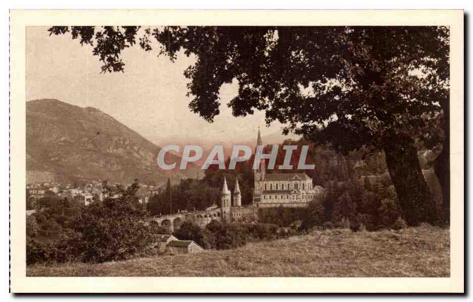 Lourdes - La Basilique et le Pic du Jer - CPA 