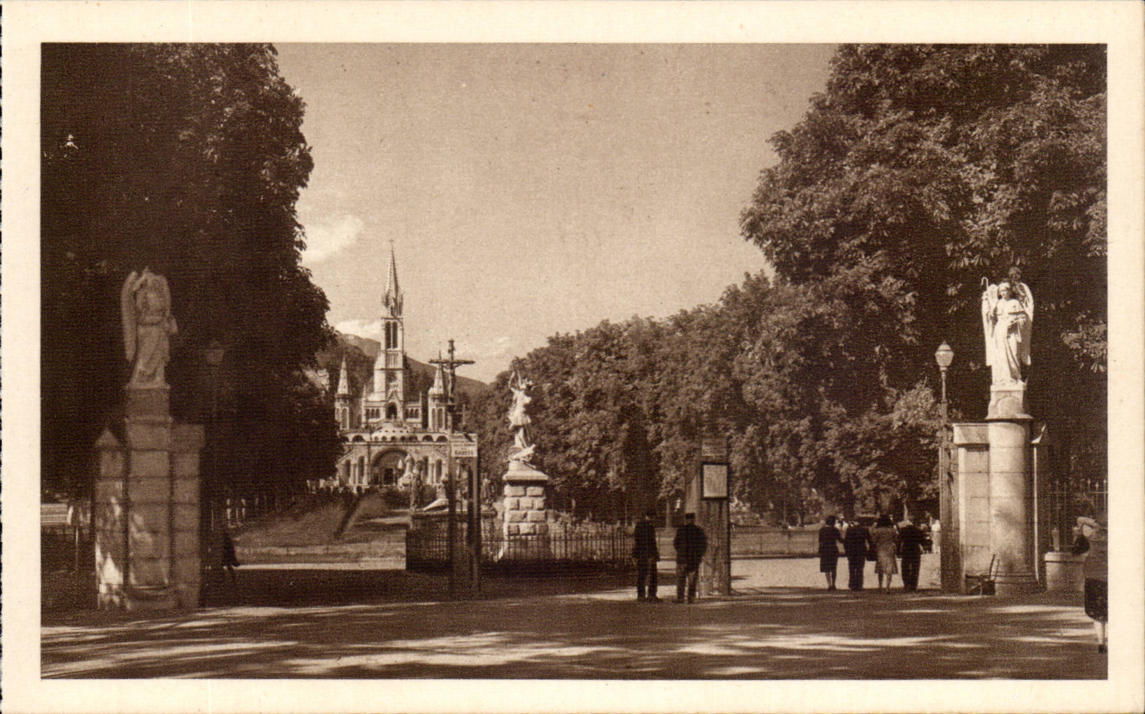 Lourdes - L'Entree des Sactuaires - CPA 