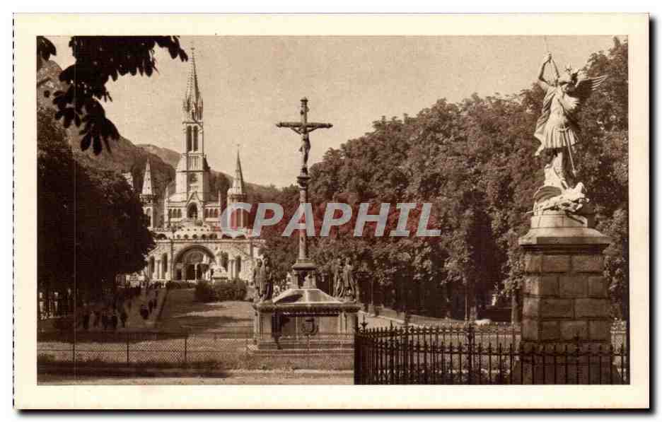 Lourdes - La Basilique et L'Esplanade - CPA 