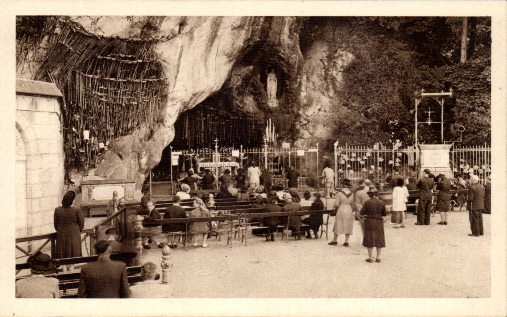 Lourdes - La Grotte - CPA 