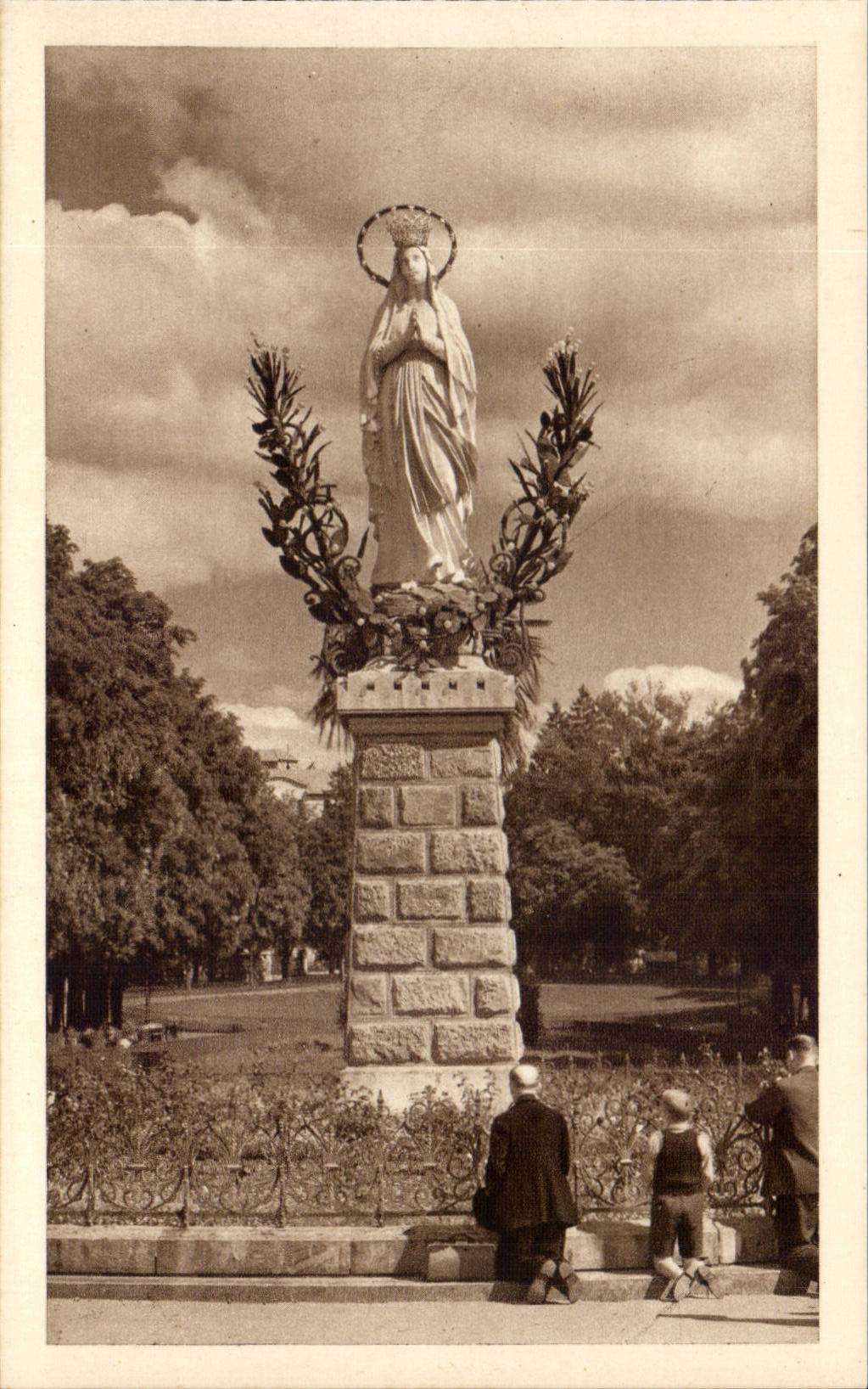 Lourdes - La Vierge Couronne - CPA 