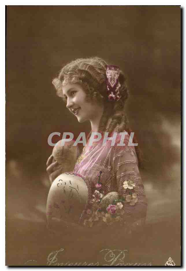 Jeune femme en robe rose tenant un œuf décoré — Éditeur : Emilius P. Bonnass — N° de série : 101