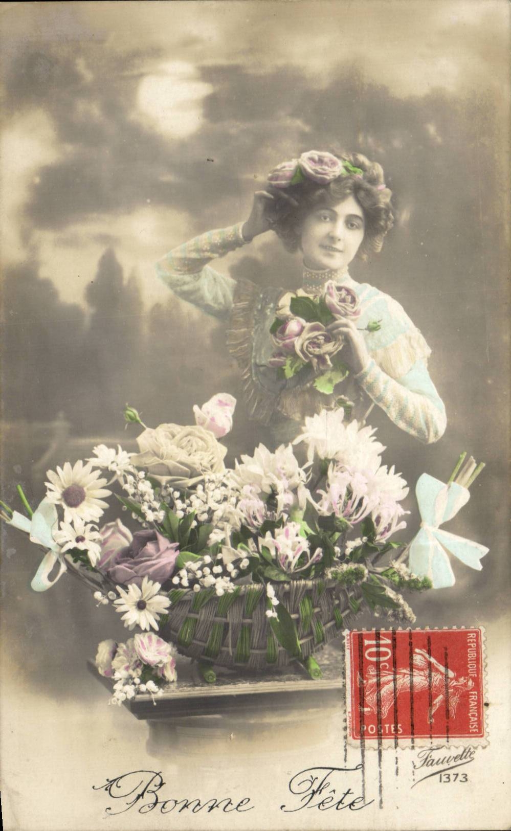 Femme avec bouquet de fleurs — Bonne Fête — Fauvelli 1373