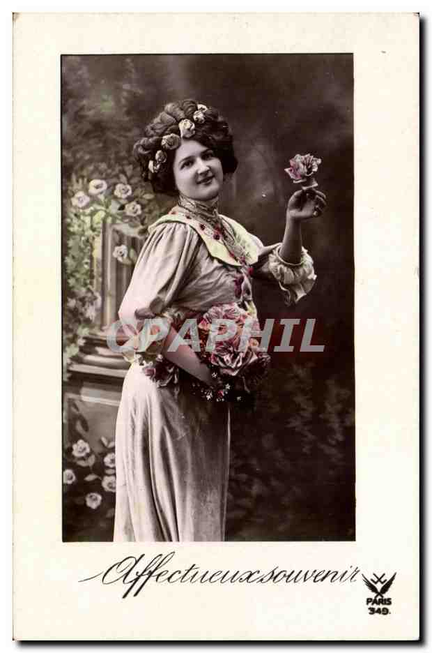 Femme en robe fleurie tenant une rose — Affectionneux souvenir — Paris 349