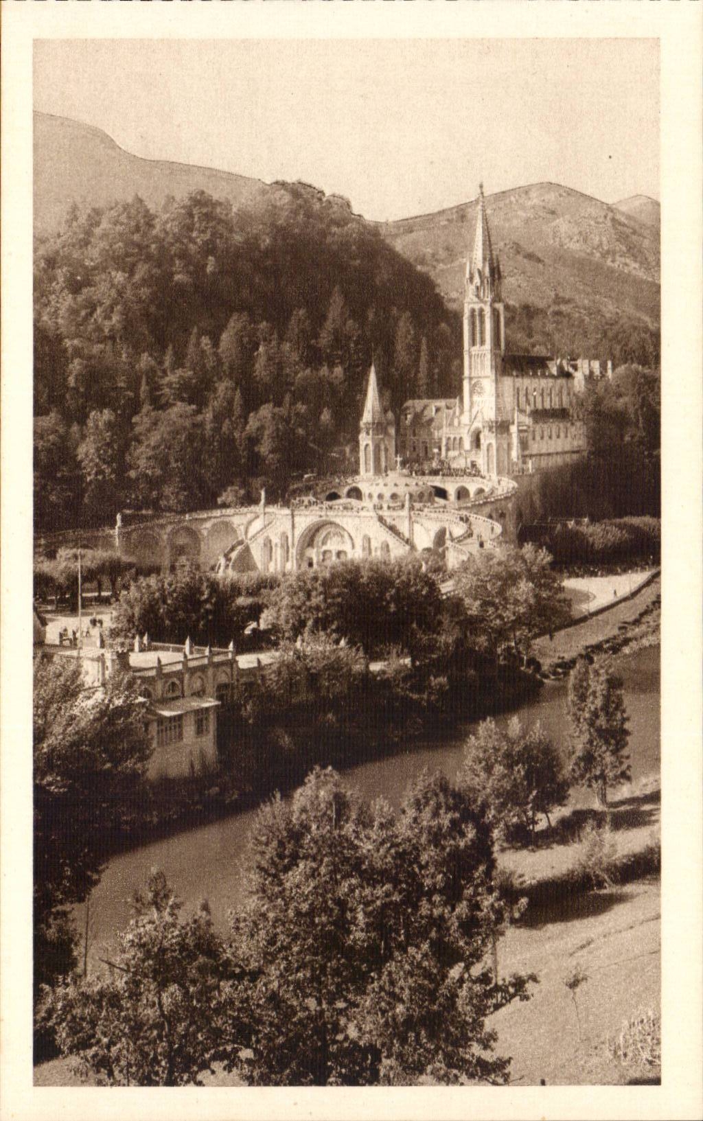 Lourdes - La Basilique et le Gare - CPA 