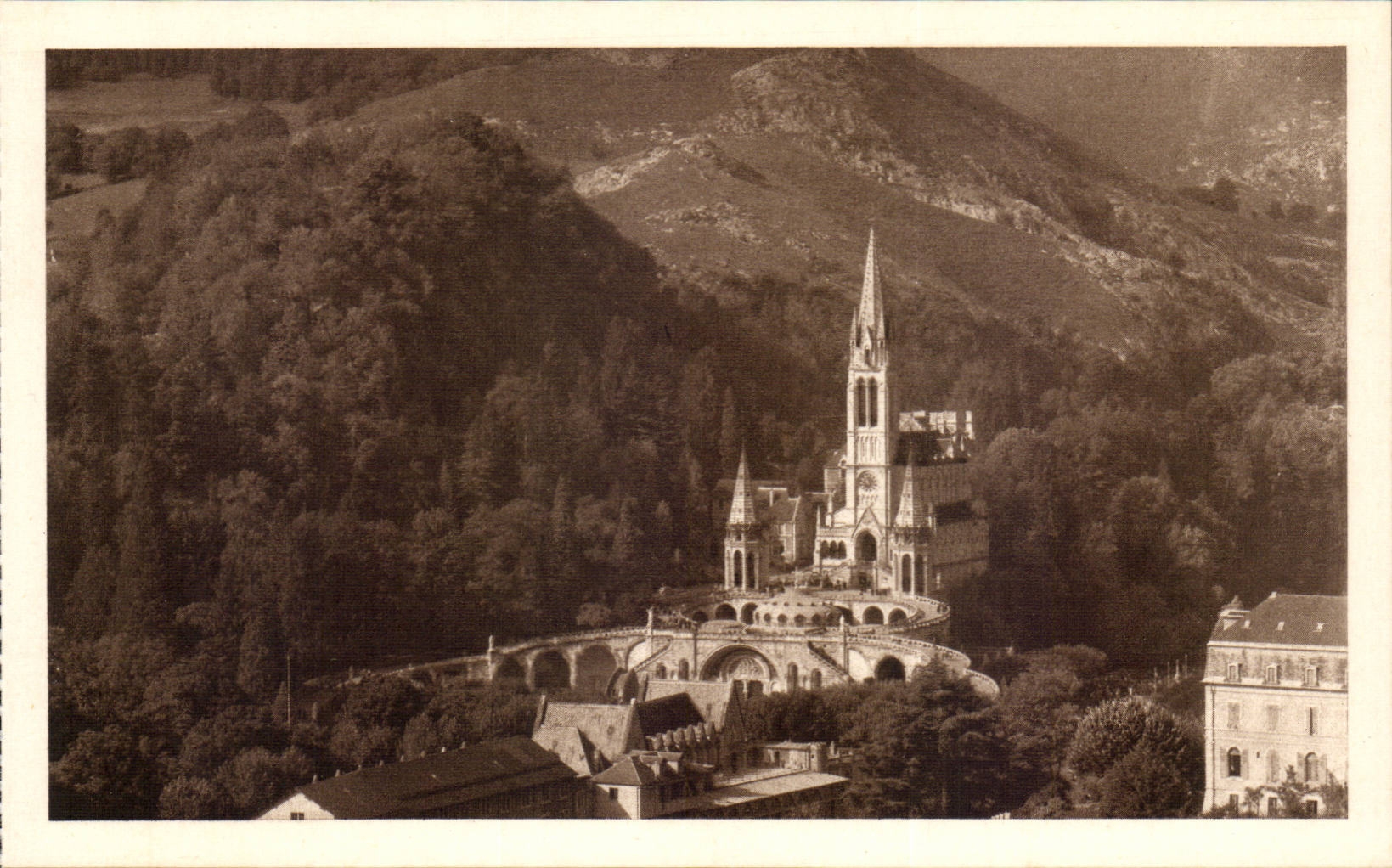 Lourdes - La Basilique - Vue Plongeant - CPA 