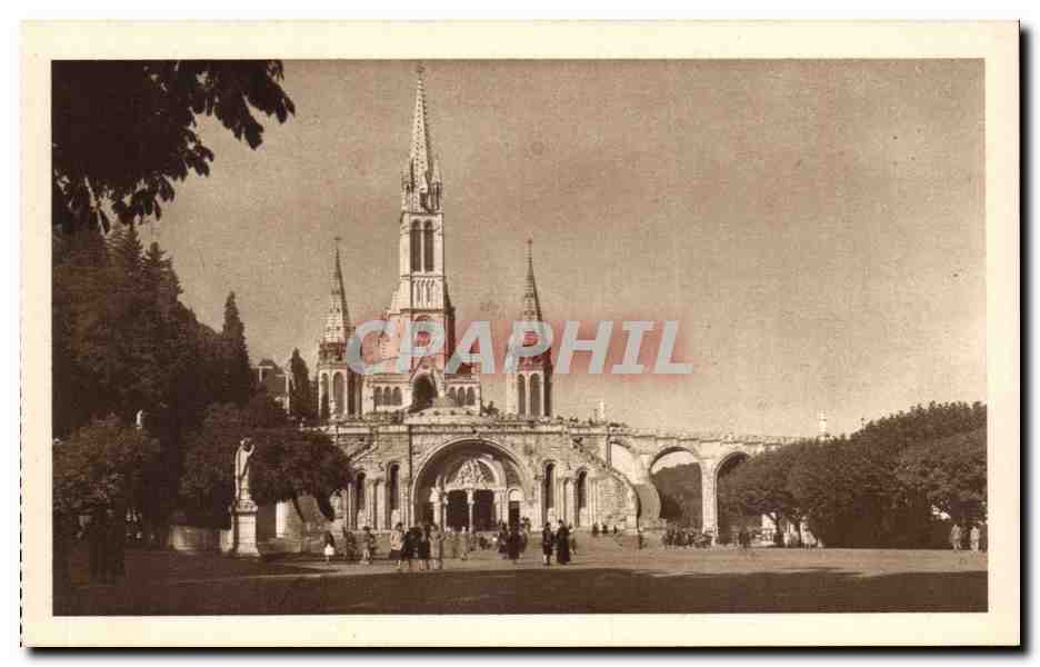 Lourdes - La Basilique - Le Parvis - CPA 