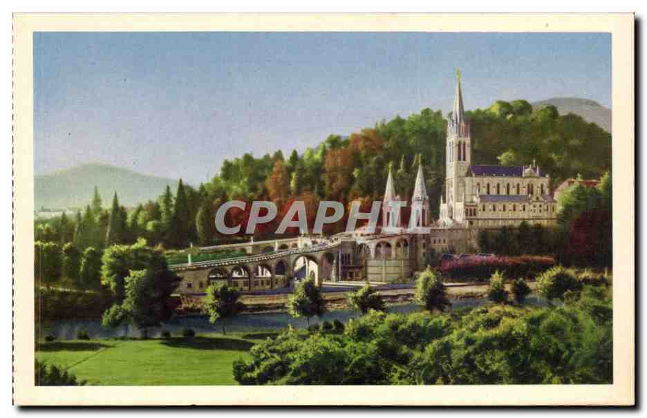 Lourdes - La Basilique - vue laterale - CPA 