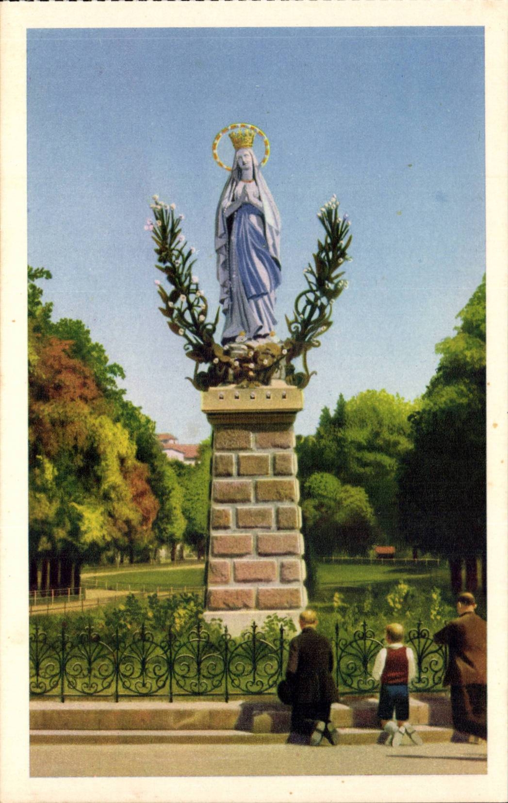 Lourdes - La Basilique - La Vierge Couronnee - CPA 