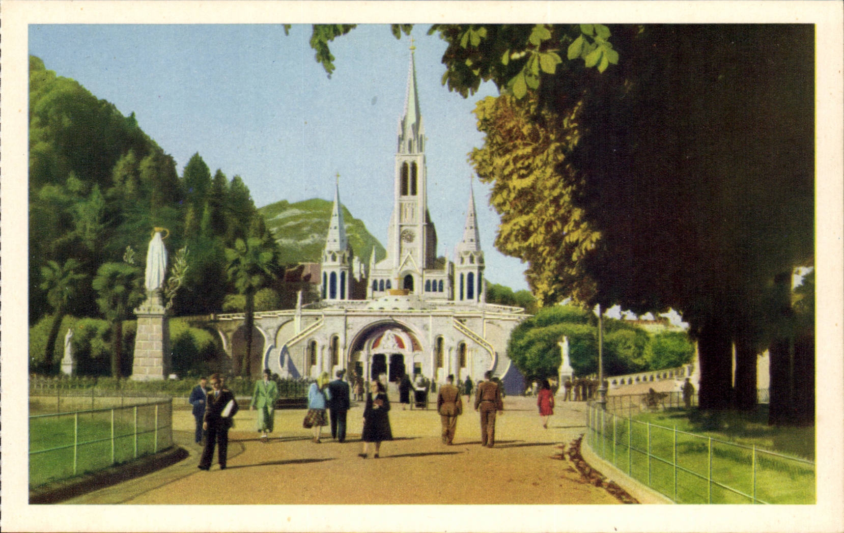 Lourdes - La Basilique - Le Parvis - CPA 