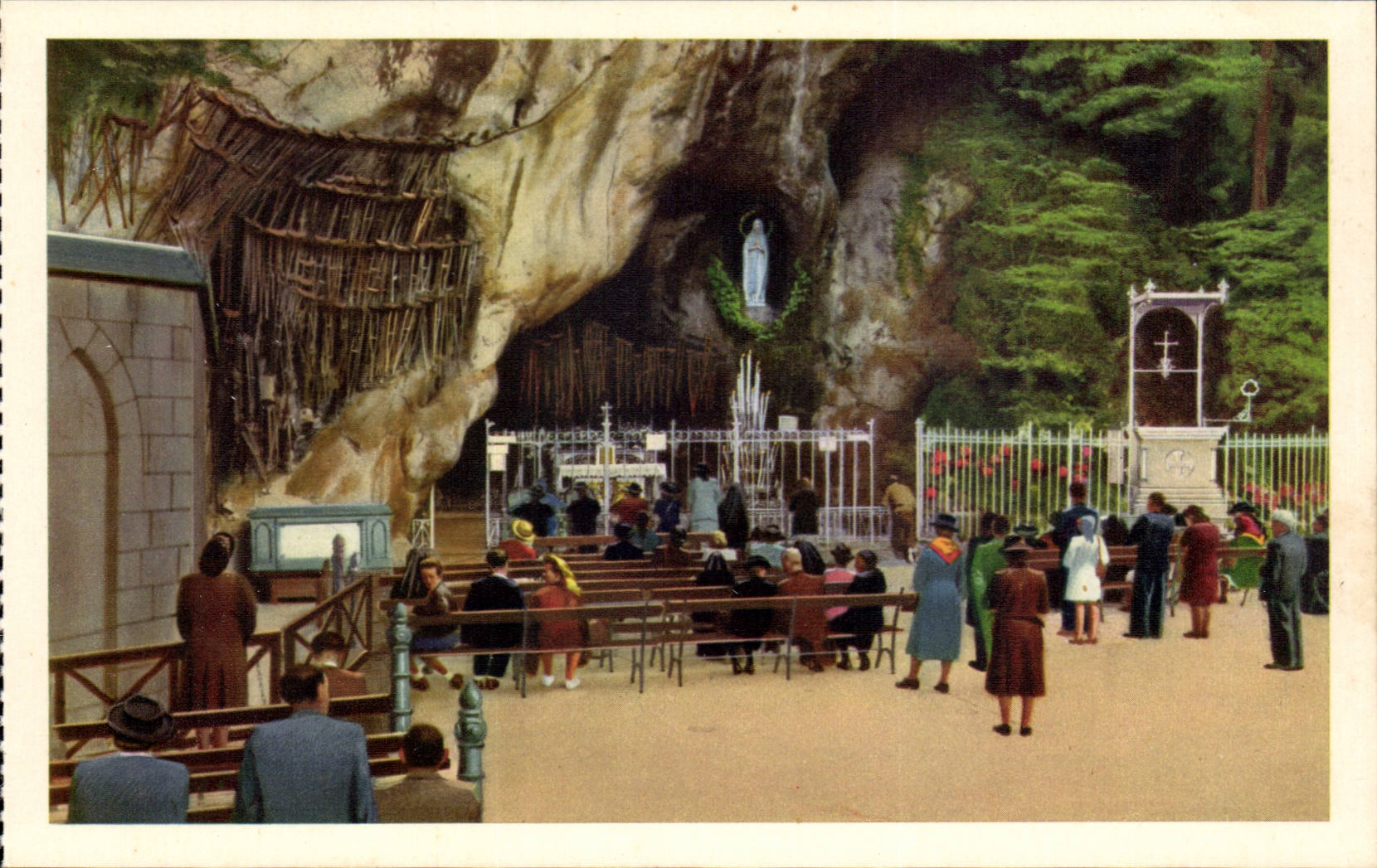 Lourdes - La Basilique - La Grotte - CPA 