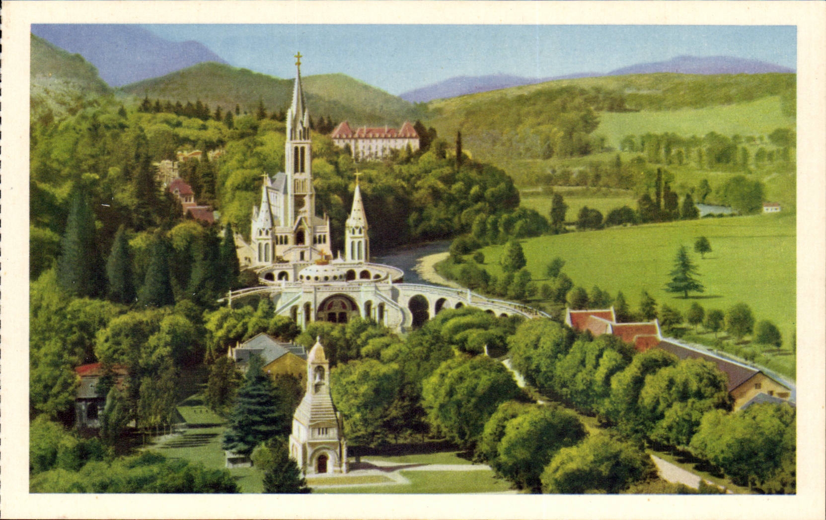 Lourdes - La Basilique - Le Monument aux Morts - CPA 
