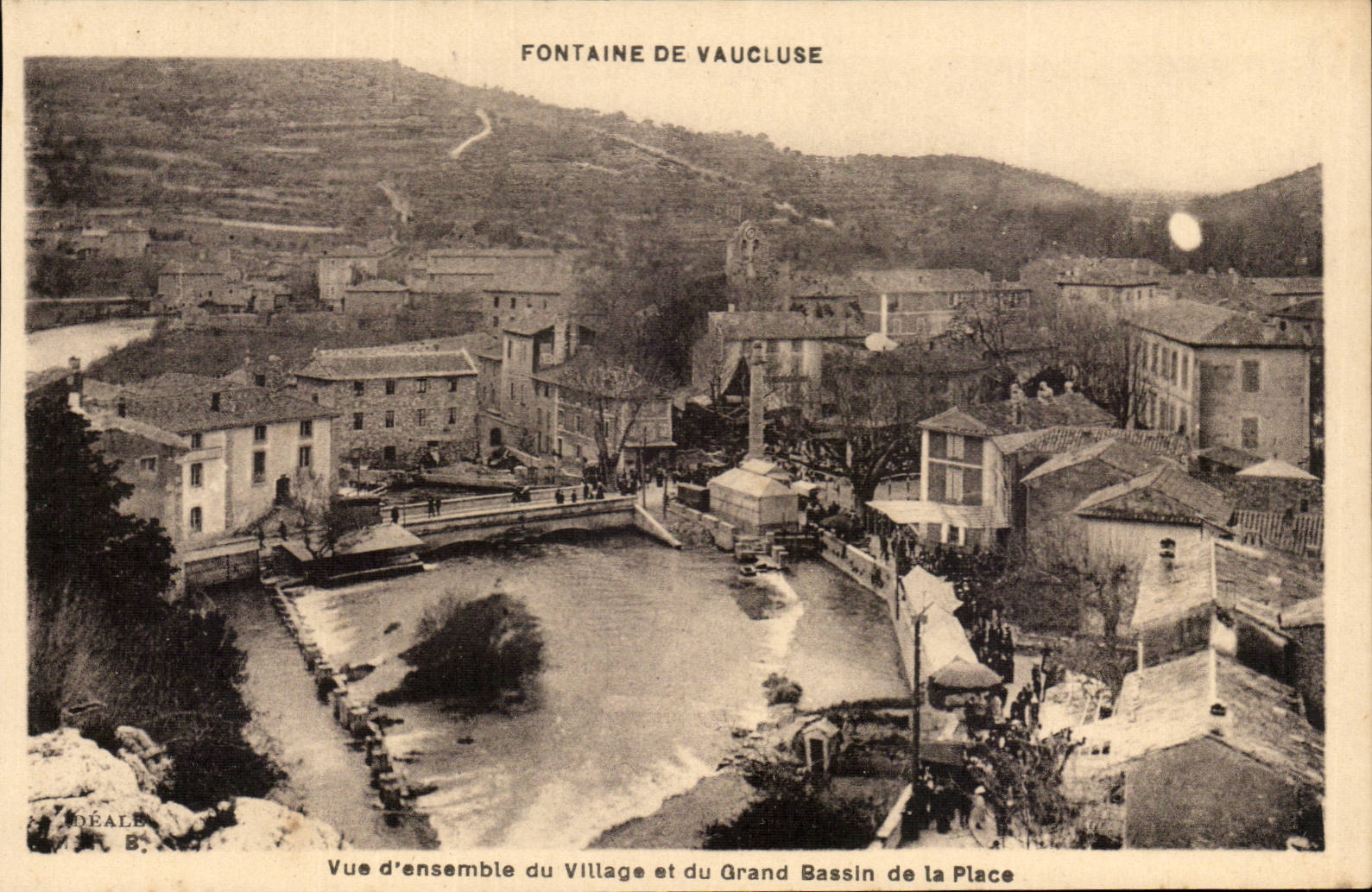 Fontaine de Vaucluse - Vue d'ensemble du village et du grand Bassin de la Plage - CPA 