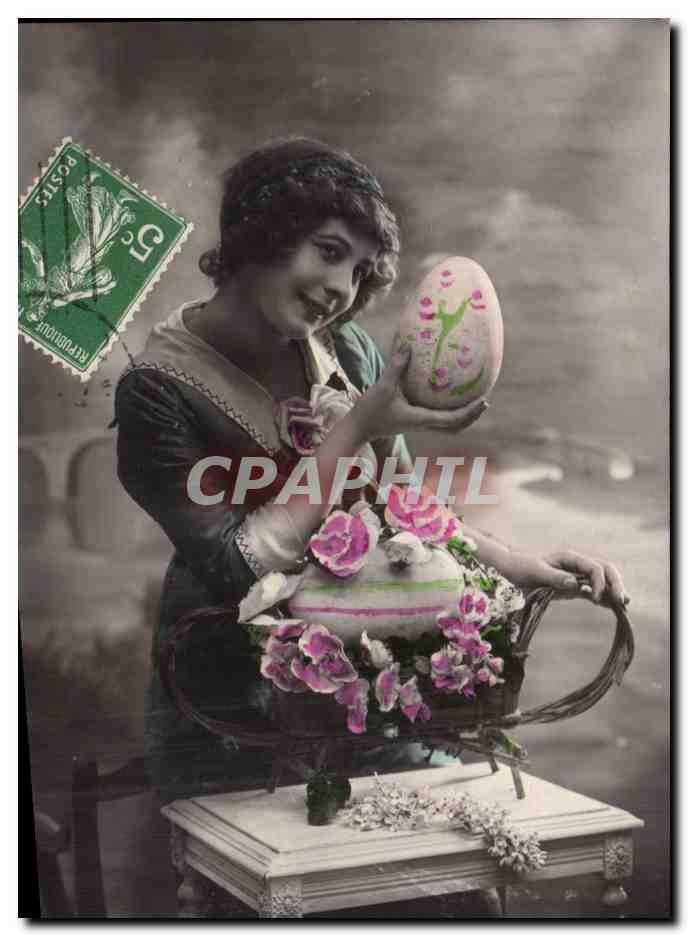 CPA Fantaisie Femme et oeuf de Paques (Easter)