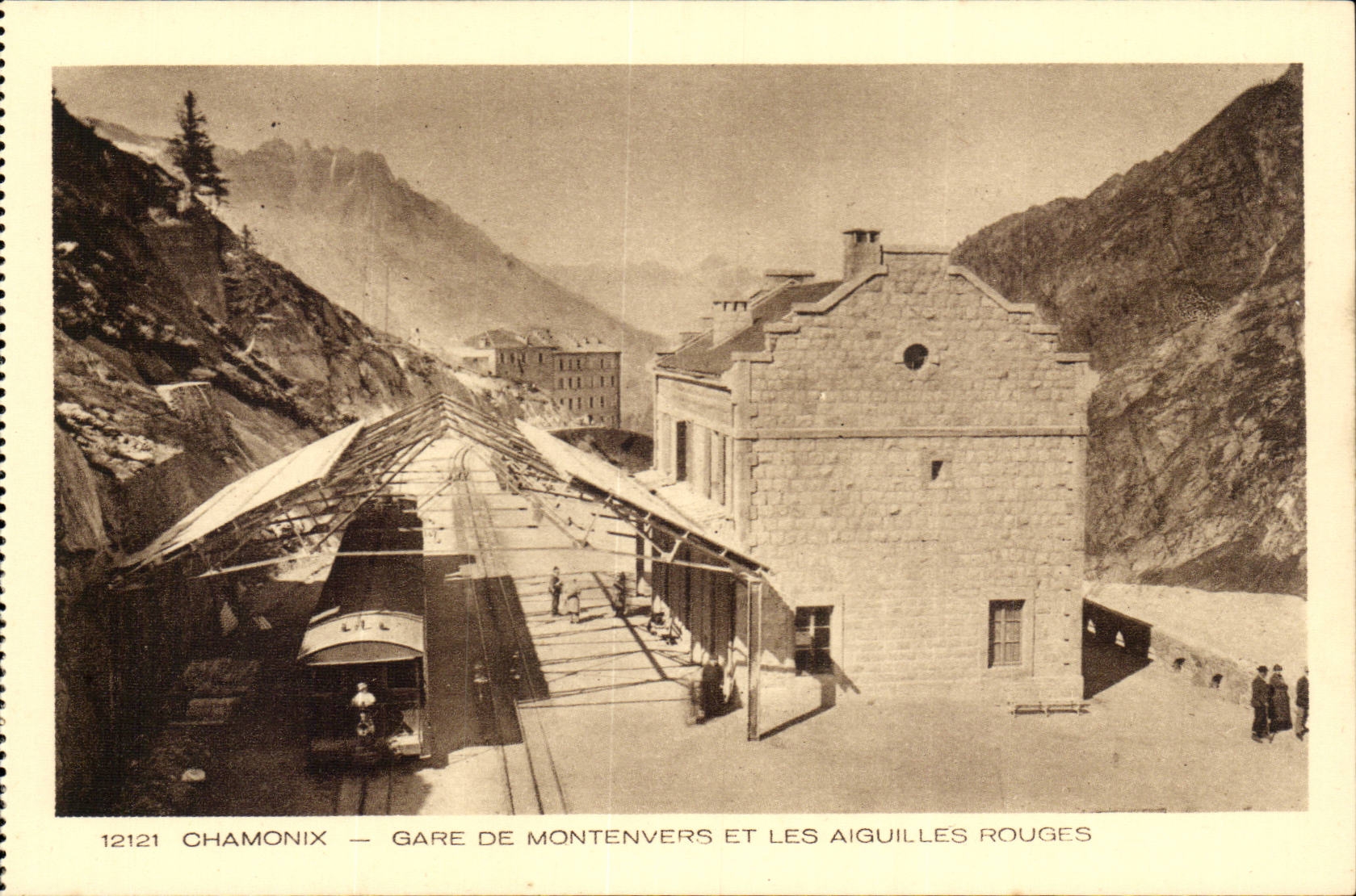 Chamonix — Gare de Montenvers et les Aiguilles Rouges — n° 12121