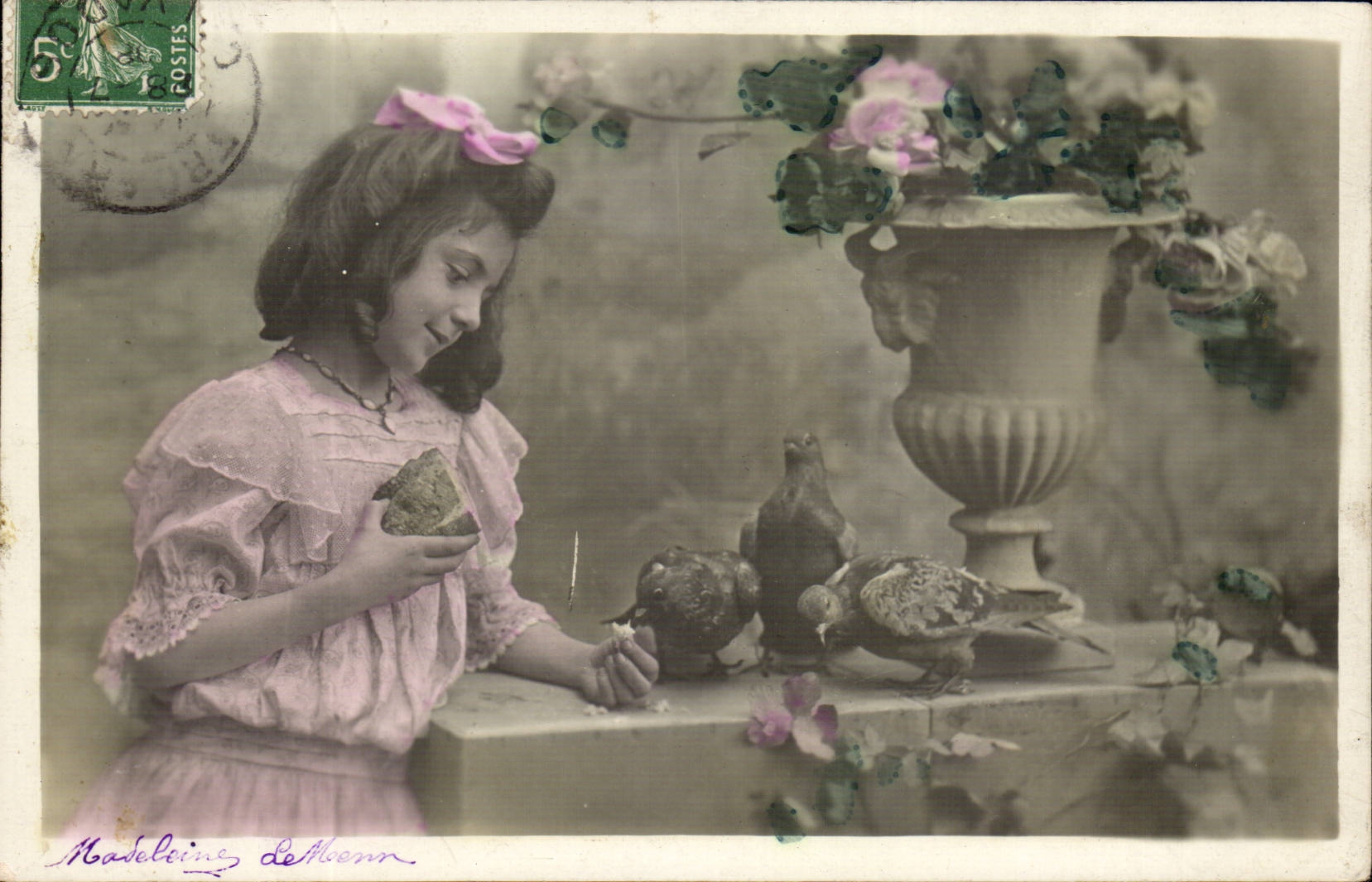 CPA Fantaisie Enfant et pigeons